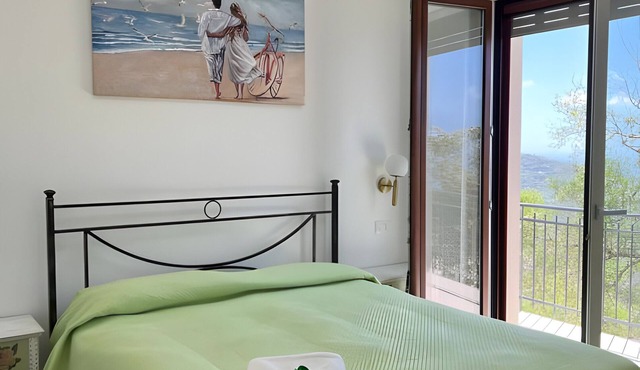 Room 'Camera Verde Vista Mare E Monti' with Sea View, Shared Terrace and Wi-Fi