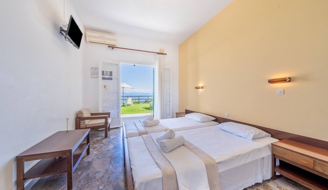 Room 'Garden View 1' with Private Terrace, Wi-Fi and Air Conditioning