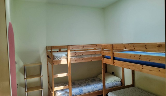 Room sleeps 4 bunk beds for rent with en suite bathroom in self-management