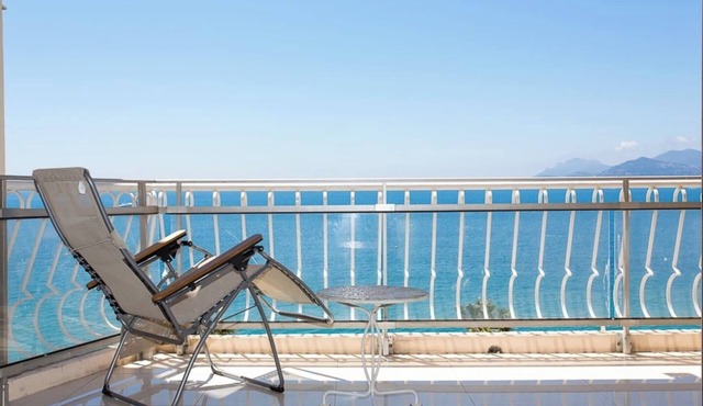 SEA VIEW 3 beds next to Palais