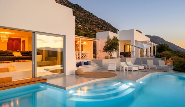 Sea Views 5 Bedrom Villa Cars Included