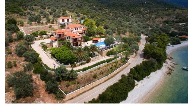 Seafront villa with private garden a few steps away from the beach