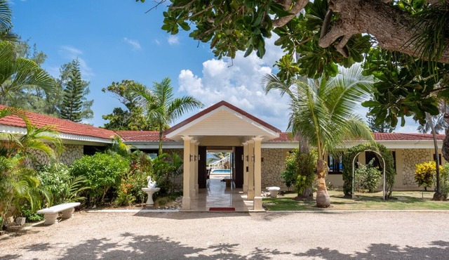 Seven Seas Villa- Private & Fully Staffed! Oceanfront with Heated Pool & Jacuzzi
