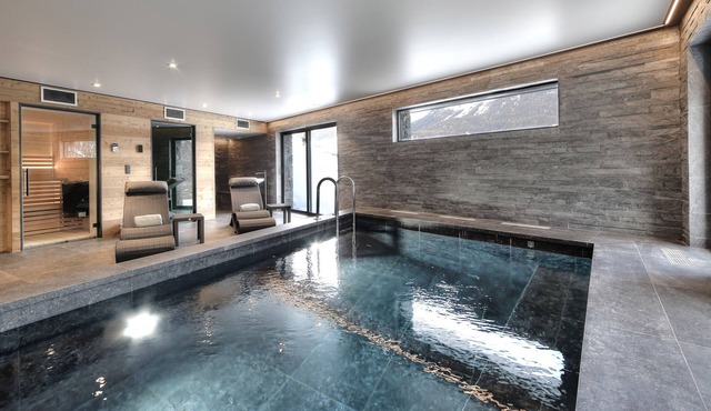 Ski in/Ski out stunning modern chalet with indoor pool and spa