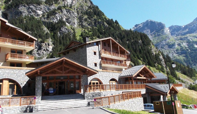 Skis aux pieds + Accès Piscine