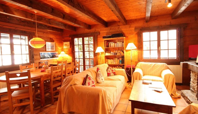 Slope-Side Chalet with 4 Bedrooms, Mountain Views, and Modern Amenities