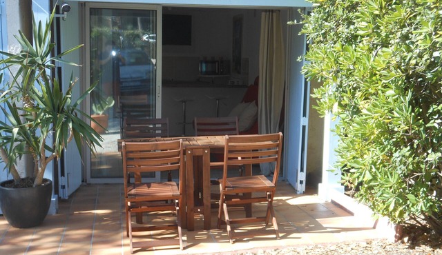small 2-room villa with garden, quiet and close to the brusc beach