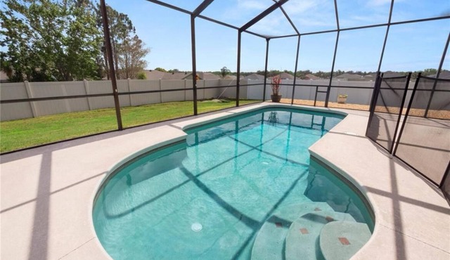 South Lakeland Gem-4BR Family Home with Pool, King Bed, Near Parks and Trails