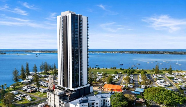 Spacious 2-Bed Stay on Marine Parade
