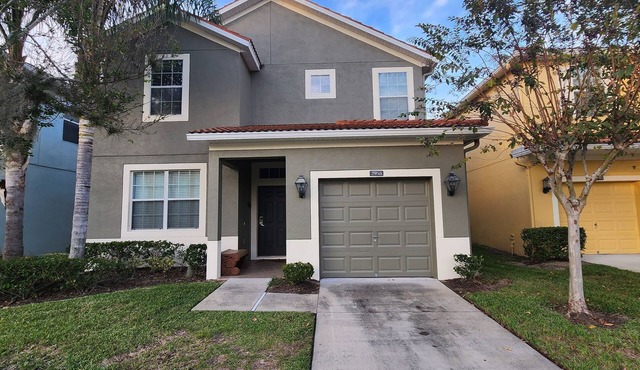 Spacious 5-bedroom house close to Disney Parks, WiFi, private pool ,club house.