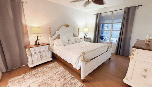 Spacious 7-bedroom condo in terrific Kissimmee with AC