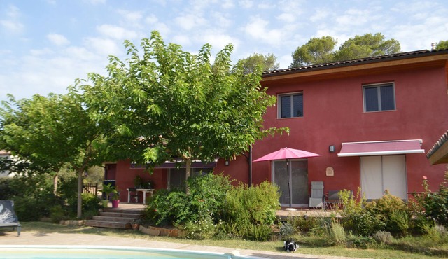 Spacious ecological family home, quiet, dominant view, swimming pool,