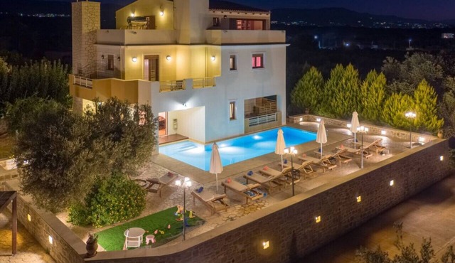 Spacious Family Villa near to amenities with pool