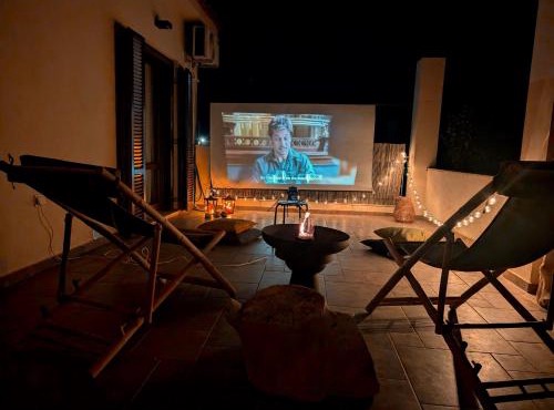 Spacious Family Villa with Outdoor Cinema & Sea View
