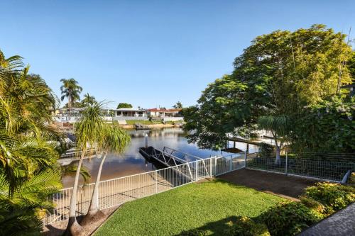 Spacious house with Pool, River views, BBQ, Pontoon, Wifi - Mojo Stays