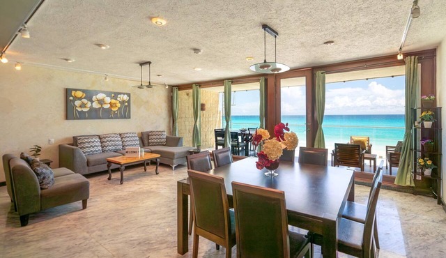 Spacious Luxury Retreat with a jacuzzi - Villas del Mar