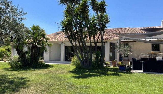SPACIOUS VILLA, TENNIS COURT, LARGE PARK
