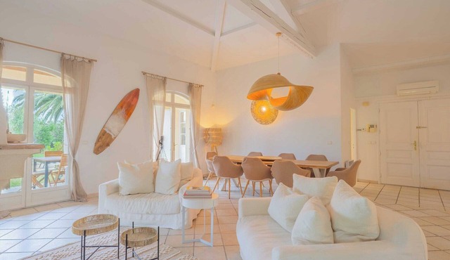 Spacious Villa with Pool & A/C for 8 – Sea View