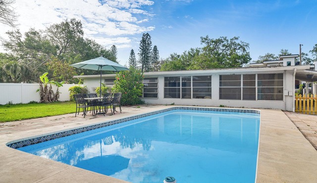 Steps to Bayshore Blvd! snowbird retreat w/Pool