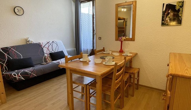 Studio à Puy Saint Vincent 1700, 4 pers, balcon, proche pistes, parking, navette, TV, cuisine équipée - FR-1-330G-11