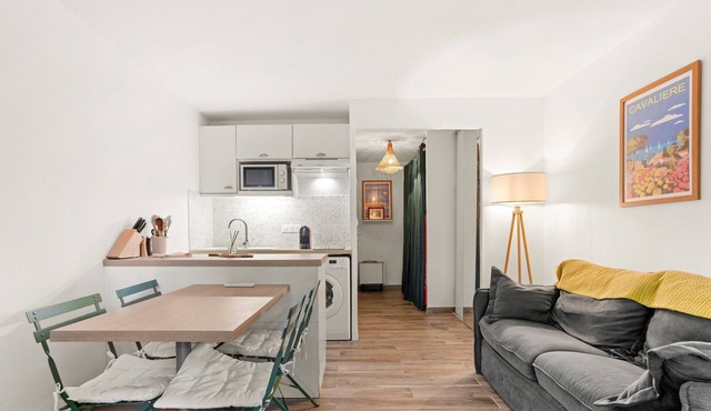 Studio Apartment 'Appartement Le Lavandou - Cavalière' with Private Terrace and Air Conditioning