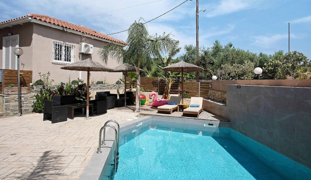 Studio Apartment "Villa Dionysia S1" close to the Beach with Shared Pool & Wi-Fi