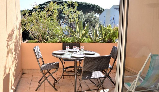 Studio Cabine avec Terrasse et Parking - Proche Centre et Plages à Cavalaire-sur-Mer - FR-1-226B-31