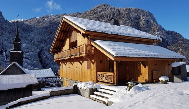 Stunning 4 bed 4 bath chalet with hot tub on Grand Massif ski area.