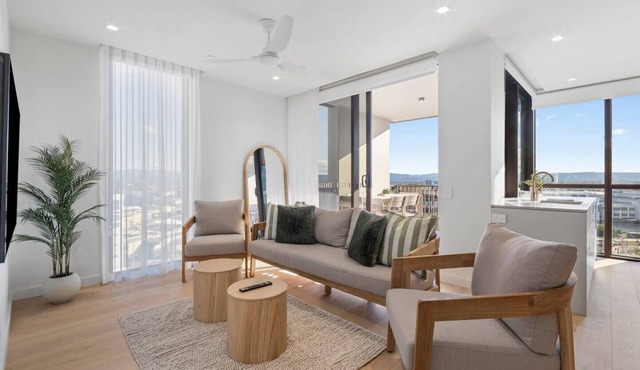 Stunning Mermaid Beach Apartment - Central + WiFi