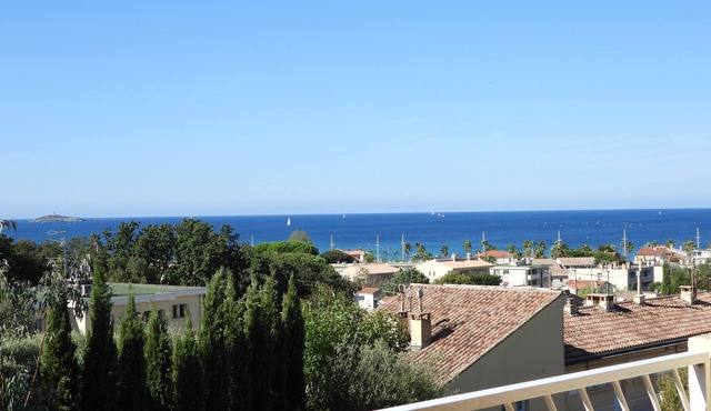 Stunning ocean view of Sanary Bay, 73 m², quiet, terrace, EVERYTHING WITHIN WALKING DISTANCE. Rated *