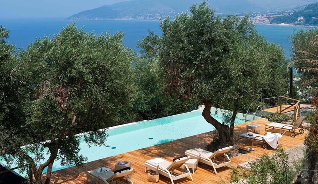 Stunning private villa for 18 people with WIFI, A/C, private pool, TV and terrace
