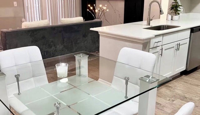 Stylish Clean 2BD & 2BTH Near Universal Free Parking Fast WiFi Quiet Gated