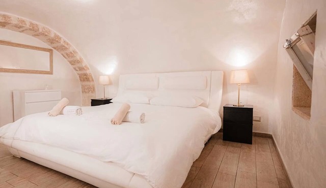 SuiteHouse78-Elegant Central Apartment with Private Garden, near Bari Old Town