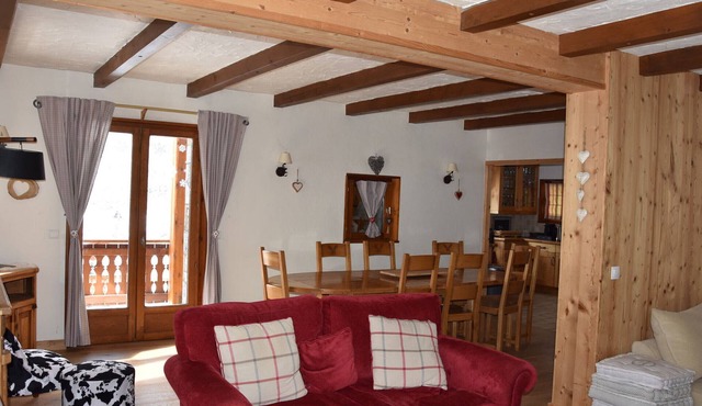 Sunny 5-room chalet near slopes, max 10 people