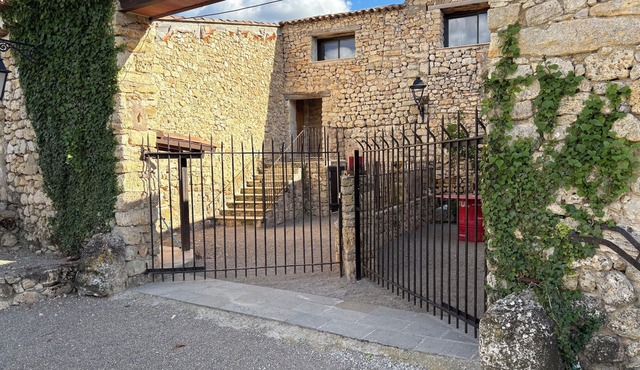 T3, renovated in a charming estate surrounded by nature in the Haut Var