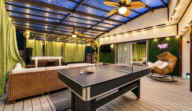 Tampa Bay Oasis: Hot Tub & Huge Covered Deck!
