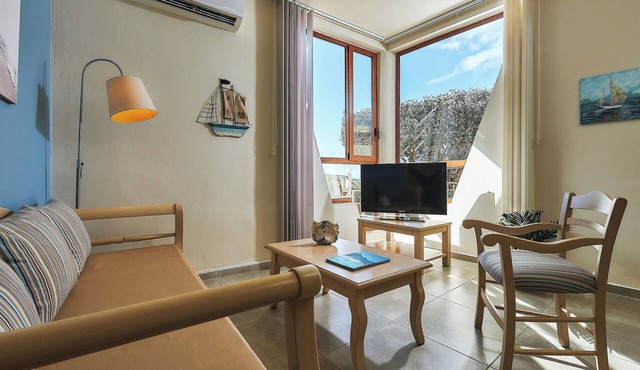 "Thalassa" apartment - 2 Bedroom family apartment/Shared Pool/Sleeps 5