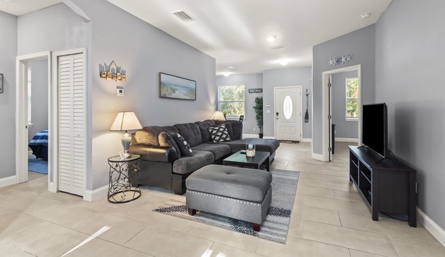 The Blue Marlin House-4BR/2BATH-Arcade-Fast Wifi