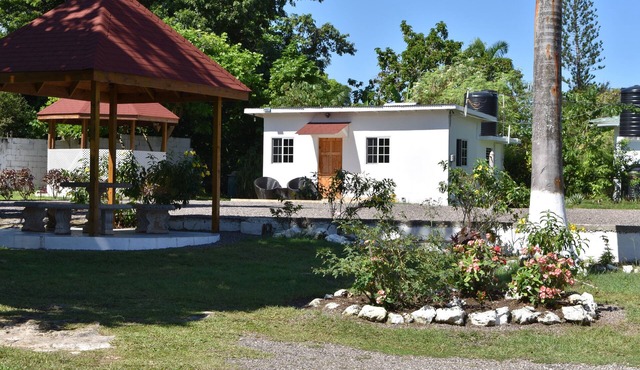 The Cottage very comfortable, relaxing also secure, 5 minutes walk from beach