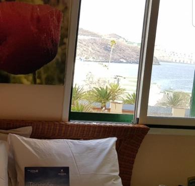 THE POPPIES Guest House - 100m Ocean - Private Spaces