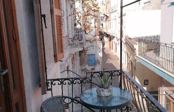 THEOS APARTMENTS