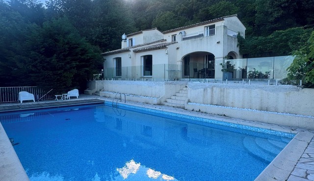 Three-bedroom villa in the heart of nature with sea view and heated pool