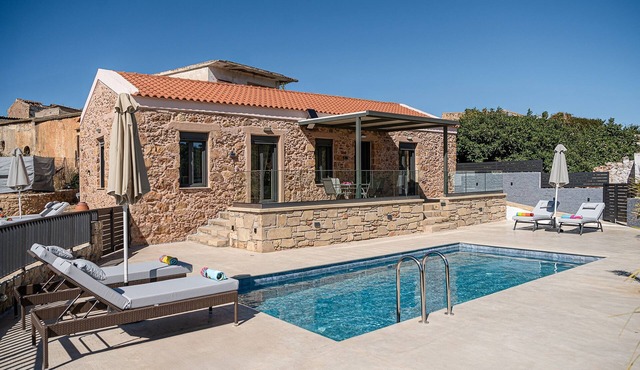 To Petrino – Stone Mountain Retreat with Private Pool