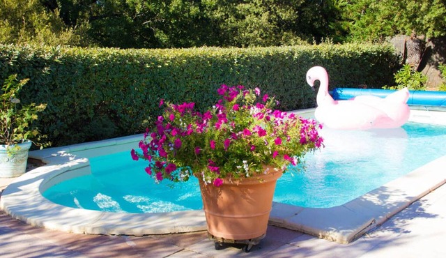 Tourtour, cool, peaceful nights. Sleeps 6, swimming pool, tennis court, peaceful setting.