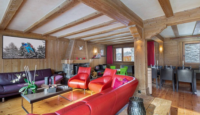 Traditional chalet near slopes, pets allowed, parking