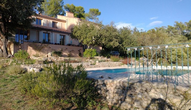 Traditional House With Garden And Pool
