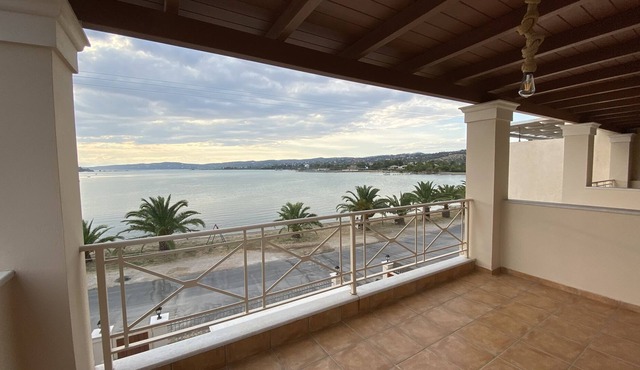 Two storey house, built in front of the lagoon of Ververoda