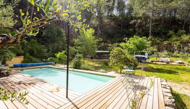 Une Maison Tout Confort, son Grand Terrain Nature et sa Piscine Juste Pour Vous!