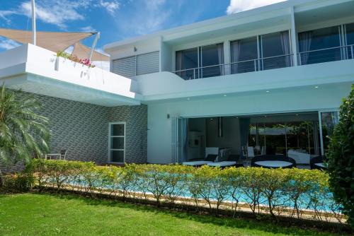 V299 Spacious 4BR Villa Pool Garden & Fitness