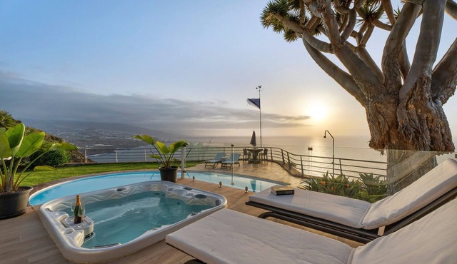 Vacation Home "Villa Bahía de Michel" with Sea View, Pool, Garden & Wi-Fi